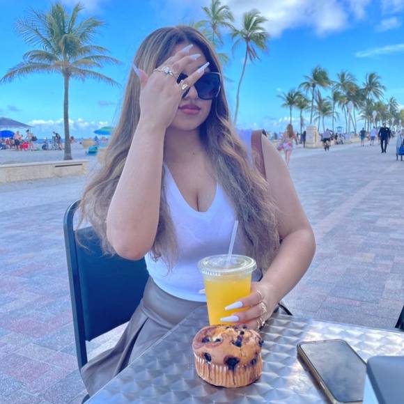 Meet your Posher, Thalia - Picture 1 of 1